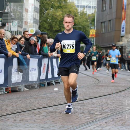05.10.2025 - 20. swb-Marathon Bremen Strokosch-Dieckow http://msf.ph/oto/9221187 05.10.2025 10:37:50 Ziel 10775, 11465 meine-sportfotos.de