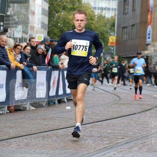 05.10.2025 - 20. swb-Marathon Bremen Strokosch-Dieckow http://msf.ph/oto/9221192 05.10.2025 10:37:51 Ziel 10775, 11465 meine-sportfotos.de