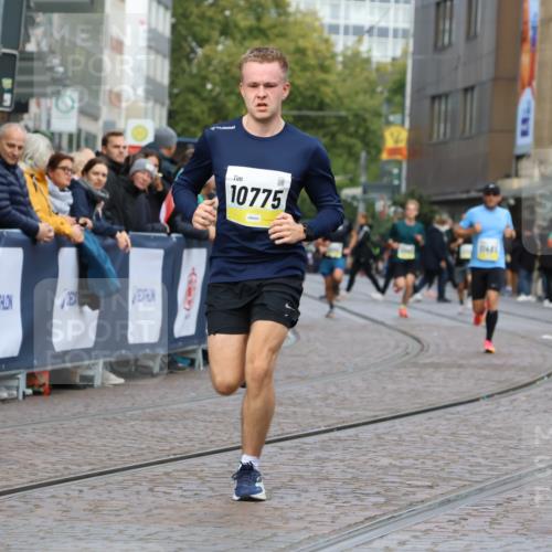 05.10.2025 - 20. swb-Marathon Bremen Strokosch-Dieckow http://msf.ph/oto/9221198 05.10.2025 10:37:51 Ziel 10775, 11465 meine-sportfotos.de