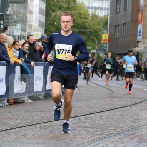 05.10.2025 - 20. swb-Marathon Bremen Strokosch-Dieckow http://msf.ph/oto/9221201 05.10.2025 10:37:51 Ziel 10775, 11465 meine-sportfotos.de