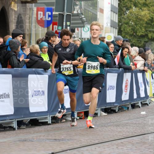 05.10.2025 - 20. swb-Marathon Bremen Strokosch-Dieckow http://msf.ph/oto/9221234 05.10.2025 10:38:00 Ziel 9755, 11328, 11465 meine-sportfotos.de