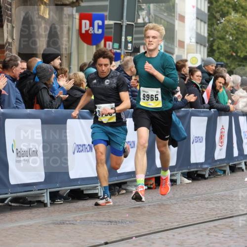 05.10.2025 - 20. swb-Marathon Bremen Strokosch-Dieckow http://msf.ph/oto/9221247 05.10.2025 10:38:00 Ziel 9755, 11328, 11465 meine-sportfotos.de