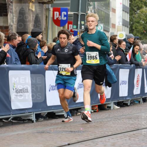 05.10.2025 - 20. swb-Marathon Bremen Strokosch-Dieckow http://msf.ph/oto/9221251 05.10.2025 10:38:00 Ziel 9755, 11328, 11465 meine-sportfotos.de