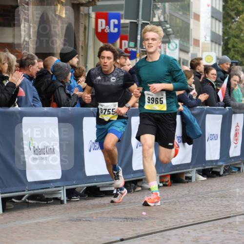 05.10.2025 - 20. swb-Marathon Bremen Strokosch-Dieckow http://msf.ph/oto/9221254 05.10.2025 10:38:00 Ziel 9755, 11328, 11465 meine-sportfotos.de