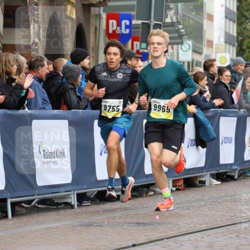 05.10.2025 - 20. swb-Marathon Bremen Strokosch-Dieckow http://msf.ph/oto/9221259 05.10.2025 10:38:00 Ziel 9755, 11328, 11465 meine-sportfotos.de