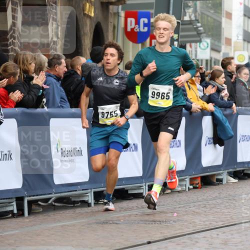 05.10.2025 - 20. swb-Marathon Bremen Strokosch-Dieckow http://msf.ph/oto/9221271 05.10.2025 10:38:01 Ziel 9755, 11328, 11465 meine-sportfotos.de