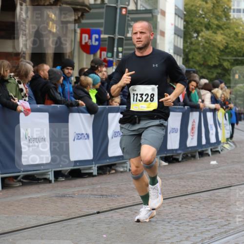 05.10.2025 - 20. swb-Marathon Bremen Strokosch-Dieckow http://msf.ph/oto/9221282 05.10.2025 10:38:03 Ziel 9755, 11328 meine-sportfotos.de
