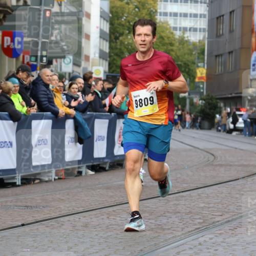 05.10.2025 - 20. swb-Marathon Bremen Strokosch-Dieckow http://msf.ph/oto/9221298 05.10.2025 10:38:21 Ziel 9809, 11430 meine-sportfotos.de
