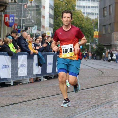 05.10.2025 - 20. swb-Marathon Bremen Strokosch-Dieckow http://msf.ph/oto/9221302 05.10.2025 10:38:21 Ziel 9809, 11430 meine-sportfotos.de