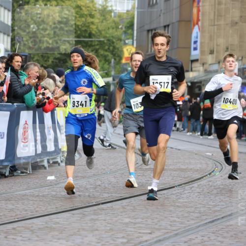 05.10.2025 - 20. swb-Marathon Bremen Strokosch-Dieckow http://msf.ph/oto/9221371 05.10.2025 10:38:46 Ziel 9341, 10352, 10409, 10517, 10862, 10967, 11132 meine-sportfotos.de