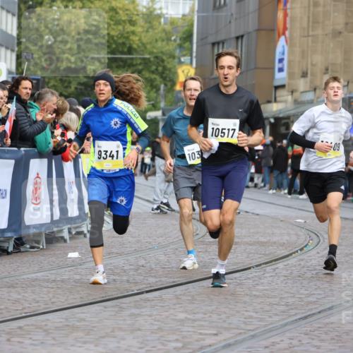 05.10.2025 - 20. swb-Marathon Bremen Strokosch-Dieckow http://msf.ph/oto/9221374 05.10.2025 10:38:46 Ziel 9341, 10352, 10409, 10517, 10862, 10967, 11132 meine-sportfotos.de