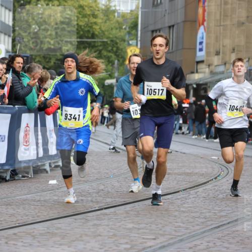 05.10.2025 - 20. swb-Marathon Bremen Strokosch-Dieckow http://msf.ph/oto/9221379 05.10.2025 10:38:46 Ziel 9341, 10352, 10409, 10517, 10862, 10967, 11132 meine-sportfotos.de