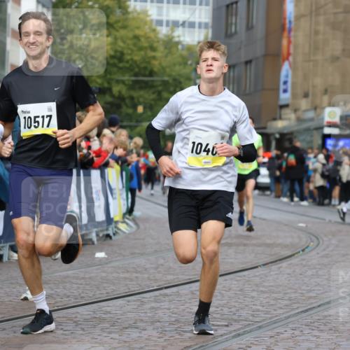 05.10.2025 - 20. swb-Marathon Bremen Strokosch-Dieckow http://msf.ph/oto/9221399 05.10.2025 10:38:48 Ziel 9341, 10352, 10409, 10517, 10967, 11132 meine-sportfotos.de