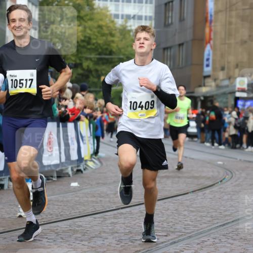 05.10.2025 - 20. swb-Marathon Bremen Strokosch-Dieckow http://msf.ph/oto/9221402 05.10.2025 10:38:48 Ziel 9341, 10352, 10409, 10517, 10967, 11132 meine-sportfotos.de