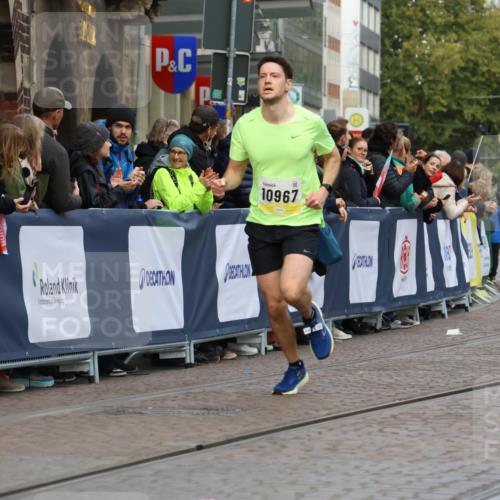 05.10.2025 - 20. swb-Marathon Bremen Strokosch-Dieckow http://msf.ph/oto/9221424 05.10.2025 10:38:53 Ziel 10967 meine-sportfotos.de