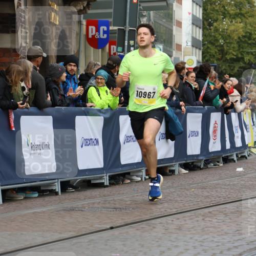 05.10.2025 - 20. swb-Marathon Bremen Strokosch-Dieckow http://msf.ph/oto/9221429 05.10.2025 10:38:53 Ziel 10967 meine-sportfotos.de