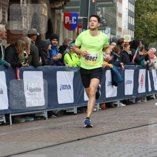 05.10.2025 - 20. swb-Marathon Bremen Strokosch-Dieckow http://msf.ph/oto/9221436 05.10.2025 10:38:53 Ziel 10967 meine-sportfotos.de