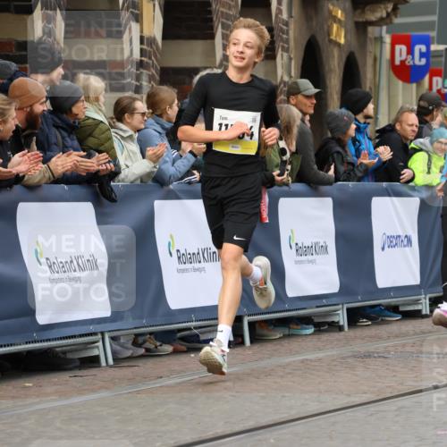 05.10.2025 - 20. swb-Marathon Bremen Strokosch-Dieckow http://msf.ph/oto/9221459 05.10.2025 10:39:05 Ziel 9403, 10847, 11594 meine-sportfotos.de