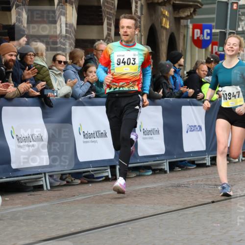 05.10.2025 - 20. swb-Marathon Bremen Strokosch-Dieckow http://msf.ph/oto/9221467 05.10.2025 10:39:06 Ziel 9403, 10847, 11594 meine-sportfotos.de
