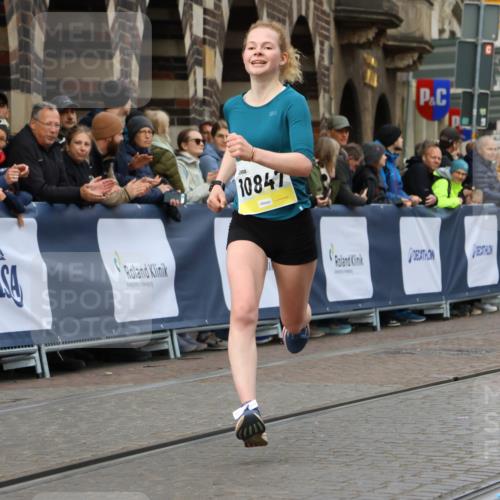 05.10.2025 - 20. swb-Marathon Bremen Strokosch-Dieckow http://msf.ph/oto/9221483 05.10.2025 10:39:08 Ziel 9403, 10847, 11594 meine-sportfotos.de