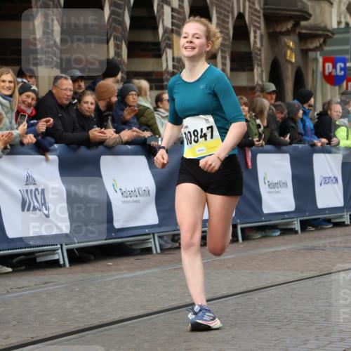 05.10.2025 - 20. swb-Marathon Bremen Strokosch-Dieckow http://msf.ph/oto/9221487 05.10.2025 10:39:08 Ziel 9403, 10847, 11594 meine-sportfotos.de