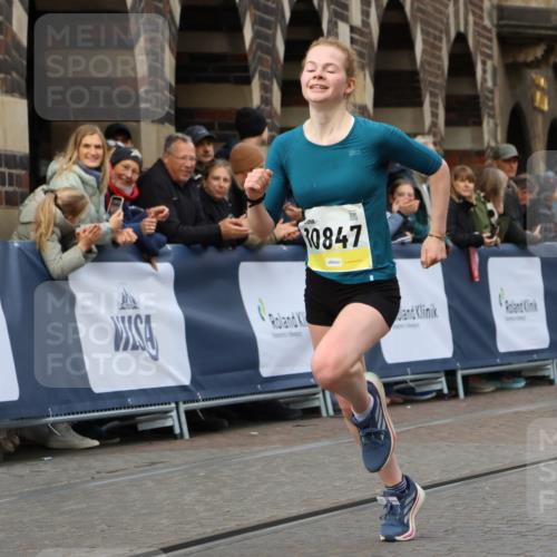 05.10.2025 - 20. swb-Marathon Bremen Strokosch-Dieckow http://msf.ph/oto/9221493 05.10.2025 10:39:08 Ziel 9403, 10847, 11594 meine-sportfotos.de
