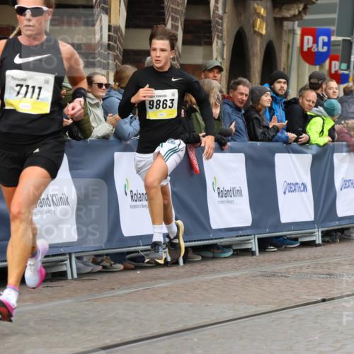 05.10.2025 - 20. swb-Marathon Bremen Strokosch-Dieckow http://msf.ph/oto/9221590 05.10.2025 10:39:23 Ziel 7111, 9239, 9863, 11067, 11343 meine-sportfotos.de