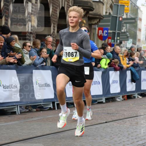 05.10.2025 - 20. swb-Marathon Bremen Strokosch-Dieckow http://msf.ph/oto/9221608 05.10.2025 10:39:24 Ziel 7111, 9239, 9863, 11067, 11343 meine-sportfotos.de