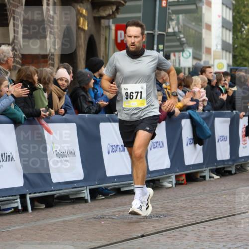 05.10.2025 - 20. swb-Marathon Bremen Strokosch-Dieckow http://msf.ph/oto/9221635 05.10.2025 10:39:34 Ziel 9289, 9671, 10525, 11418, 11474 meine-sportfotos.de