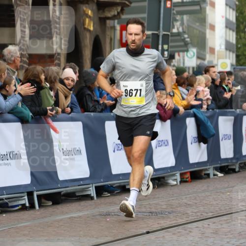 05.10.2025 - 20. swb-Marathon Bremen Strokosch-Dieckow http://msf.ph/oto/9221639 05.10.2025 10:39:34 Ziel 9289, 9671, 10525, 11418, 11474 meine-sportfotos.de