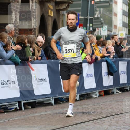 05.10.2025 - 20. swb-Marathon Bremen Strokosch-Dieckow http://msf.ph/oto/9221642 05.10.2025 10:39:34 Ziel 9289, 9671, 10525, 11418, 11474 meine-sportfotos.de