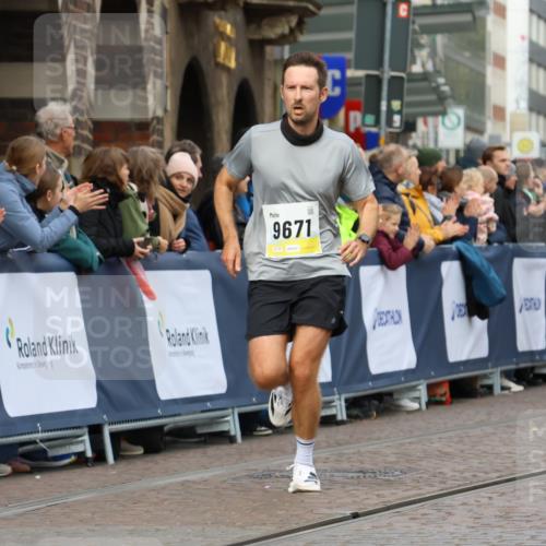 05.10.2025 - 20. swb-Marathon Bremen Strokosch-Dieckow http://msf.ph/oto/9221647 05.10.2025 10:39:34 Ziel 9289, 9671, 10525, 11418, 11474 meine-sportfotos.de