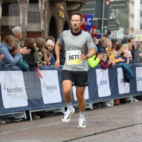 05.10.2025 - 20. swb-Marathon Bremen Strokosch-Dieckow http://msf.ph/oto/9221650 05.10.2025 10:39:34 Ziel 9289, 9671, 10525, 11418, 11474 meine-sportfotos.de