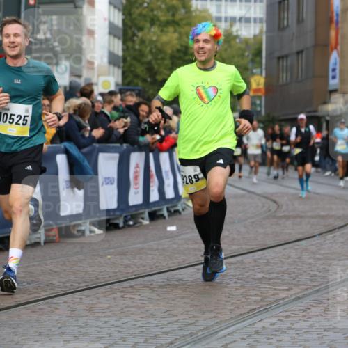 05.10.2025 - 20. swb-Marathon Bremen Strokosch-Dieckow http://msf.ph/oto/9221654 05.10.2025 10:39:36 Ziel 9289, 9671, 10525, 11349, 11418, 11474 meine-sportfotos.de