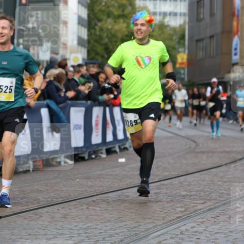 05.10.2025 - 20. swb-Marathon Bremen Strokosch-Dieckow http://msf.ph/oto/9221658 05.10.2025 10:39:36 Ziel 9289, 9671, 10525, 11349, 11418, 11474 meine-sportfotos.de