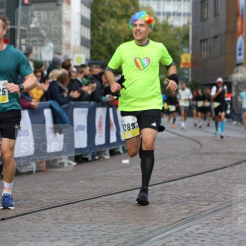 05.10.2025 - 20. swb-Marathon Bremen Strokosch-Dieckow http://msf.ph/oto/9221661 05.10.2025 10:39:36 Ziel 9289, 9671, 10525, 11349, 11418, 11474 meine-sportfotos.de