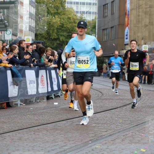 05.10.2025 - 20. swb-Marathon Bremen Strokosch-Dieckow http://msf.ph/oto/9221737 05.10.2025 10:39:49 Ziel 9213, 9922, 10052, 10171, 10175, 10176, 10753, 11335 meine-sportfotos.de
