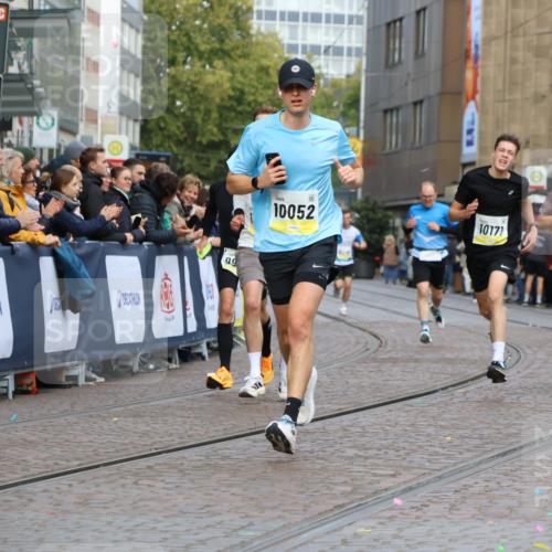05.10.2025 - 20. swb-Marathon Bremen Strokosch-Dieckow http://msf.ph/oto/9221745 05.10.2025 10:39:49 Ziel 9213, 9922, 10052, 10171, 10175, 10176, 10753, 11335 meine-sportfotos.de