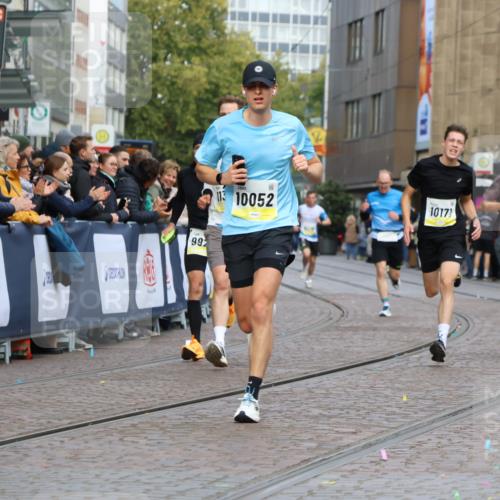 05.10.2025 - 20. swb-Marathon Bremen Strokosch-Dieckow http://msf.ph/oto/9221749 05.10.2025 10:39:49 Ziel 9213, 9922, 10052, 10171, 10175, 10176, 10753, 11335 meine-sportfotos.de