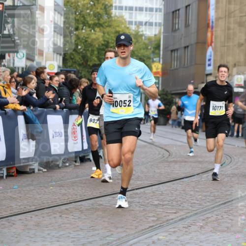 05.10.2025 - 20. swb-Marathon Bremen Strokosch-Dieckow http://msf.ph/oto/9221752 05.10.2025 10:39:49 Ziel 9213, 9922, 10052, 10171, 10175, 10176, 10753, 11335 meine-sportfotos.de