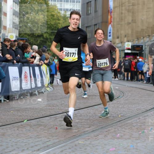 05.10.2025 - 20. swb-Marathon Bremen Strokosch-Dieckow http://msf.ph/oto/9221760 05.10.2025 10:39:51 Ziel 9213, 9922, 10052, 10171, 10175, 10176, 11335 meine-sportfotos.de