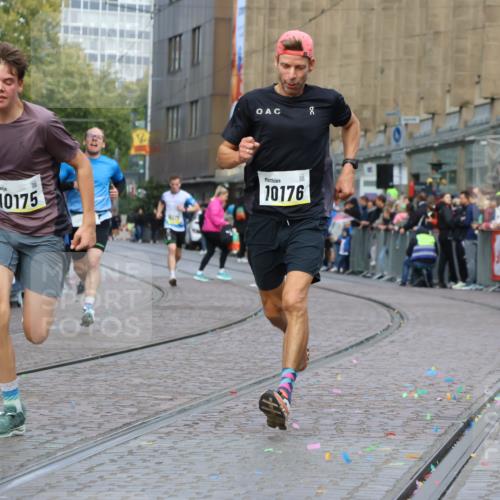 05.10.2025 - 20. swb-Marathon Bremen Strokosch-Dieckow http://msf.ph/oto/9221771 05.10.2025 10:39:52 Ziel 9213, 9922, 10052, 10171, 10175, 10176, 11335 meine-sportfotos.de