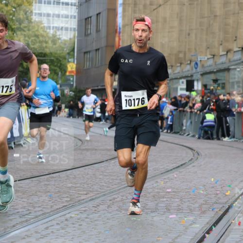 05.10.2025 - 20. swb-Marathon Bremen Strokosch-Dieckow http://msf.ph/oto/9221779 05.10.2025 10:39:53 Ziel 9213, 9922, 10052, 10171, 10175, 10176, 11335 meine-sportfotos.de
