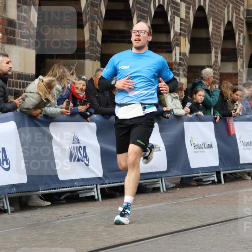 05.10.2025 - 20. swb-Marathon Bremen Strokosch-Dieckow http://msf.ph/oto/9221790 05.10.2025 10:39:56 Ziel 9213, 10276 meine-sportfotos.de