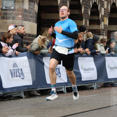 05.10.2025 - 20. swb-Marathon Bremen Strokosch-Dieckow http://msf.ph/oto/9221802 05.10.2025 10:39:56 Ziel 9213, 10276 meine-sportfotos.de