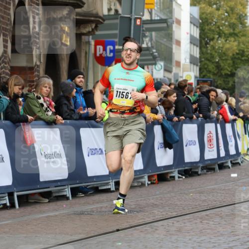 05.10.2025 - 20. swb-Marathon Bremen Strokosch-Dieckow http://msf.ph/oto/9221829 05.10.2025 10:40:08 Ziel 11567 meine-sportfotos.de