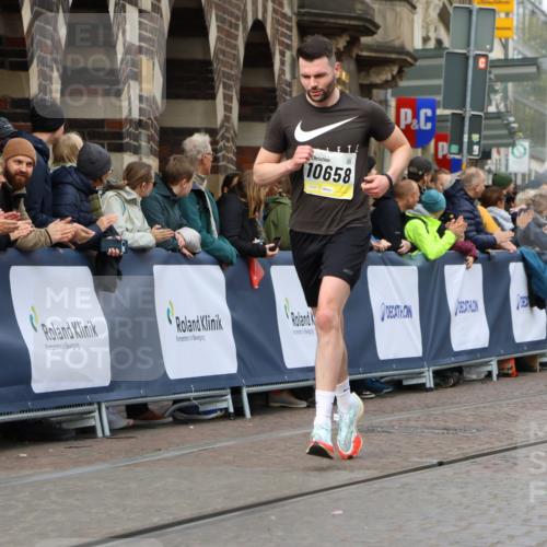 05.10.2025 - 20. swb-Marathon Bremen Strokosch-Dieckow http://msf.ph/oto/9221869 05.10.2025 10:40:21 Ziel 10070, 10565, 10658 meine-sportfotos.de