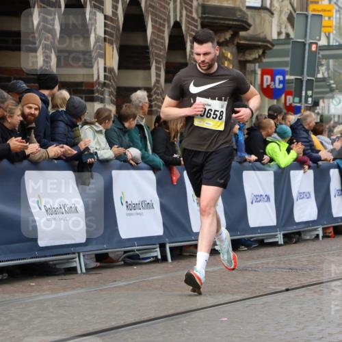 05.10.2025 - 20. swb-Marathon Bremen Strokosch-Dieckow http://msf.ph/oto/9221874 05.10.2025 10:40:21 Ziel 10070, 10565, 10658 meine-sportfotos.de