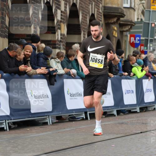 05.10.2025 - 20. swb-Marathon Bremen Strokosch-Dieckow http://msf.ph/oto/9221882 05.10.2025 10:40:21 Ziel 10070, 10565, 10658 meine-sportfotos.de