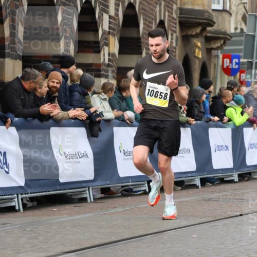 05.10.2025 - 20. swb-Marathon Bremen Strokosch-Dieckow http://msf.ph/oto/9221887 05.10.2025 10:40:21 Ziel 10070, 10565, 10658 meine-sportfotos.de